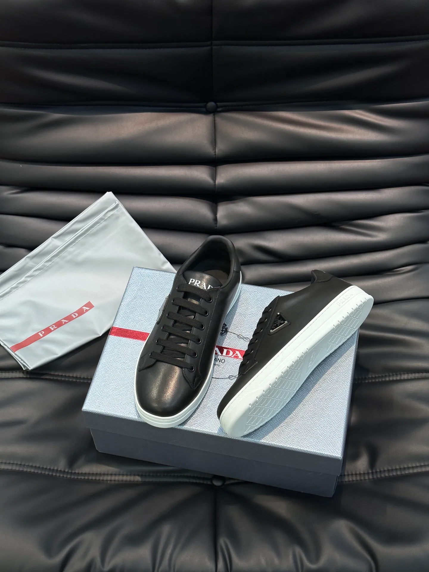 Men's shoes 💰p360 "Men's shoes 💰pRAD*" Prada's new high-end men's casual sports shoes. This leather sports shoe uses calfskin upper. The body of the shoe interprets the Prada letter brand logo from multiple angles. The brand logo is embellished on one side of the upper, all explaining the brand style. Sheepskin lining, lightweight, comfortable and durable! Size: 38-44
